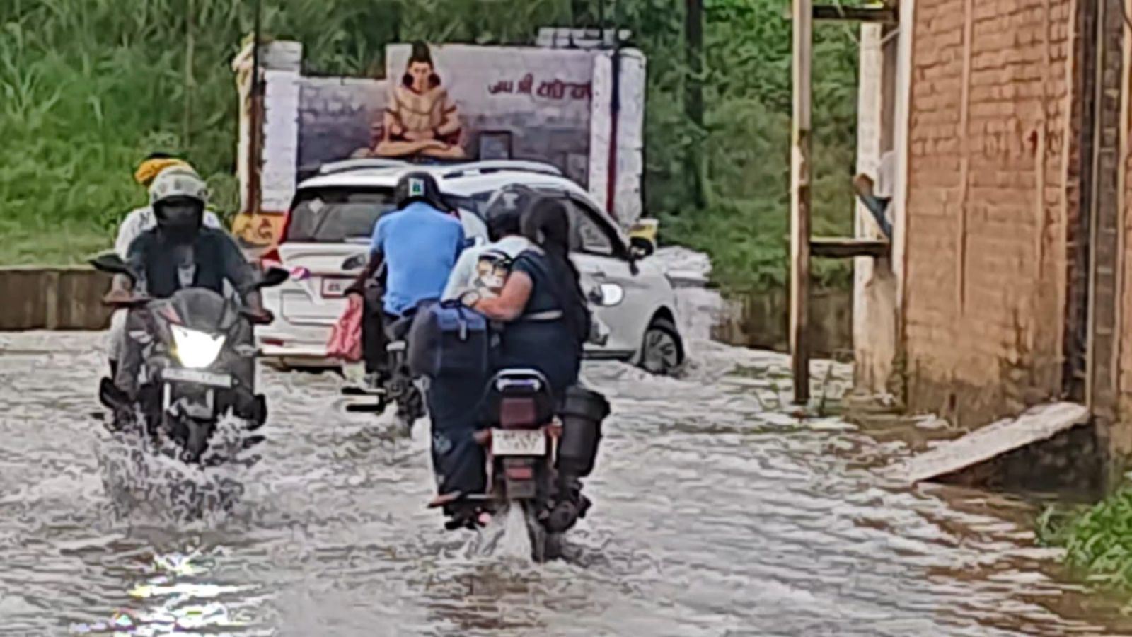 गीताबाबू रोड पर जलजमाव.