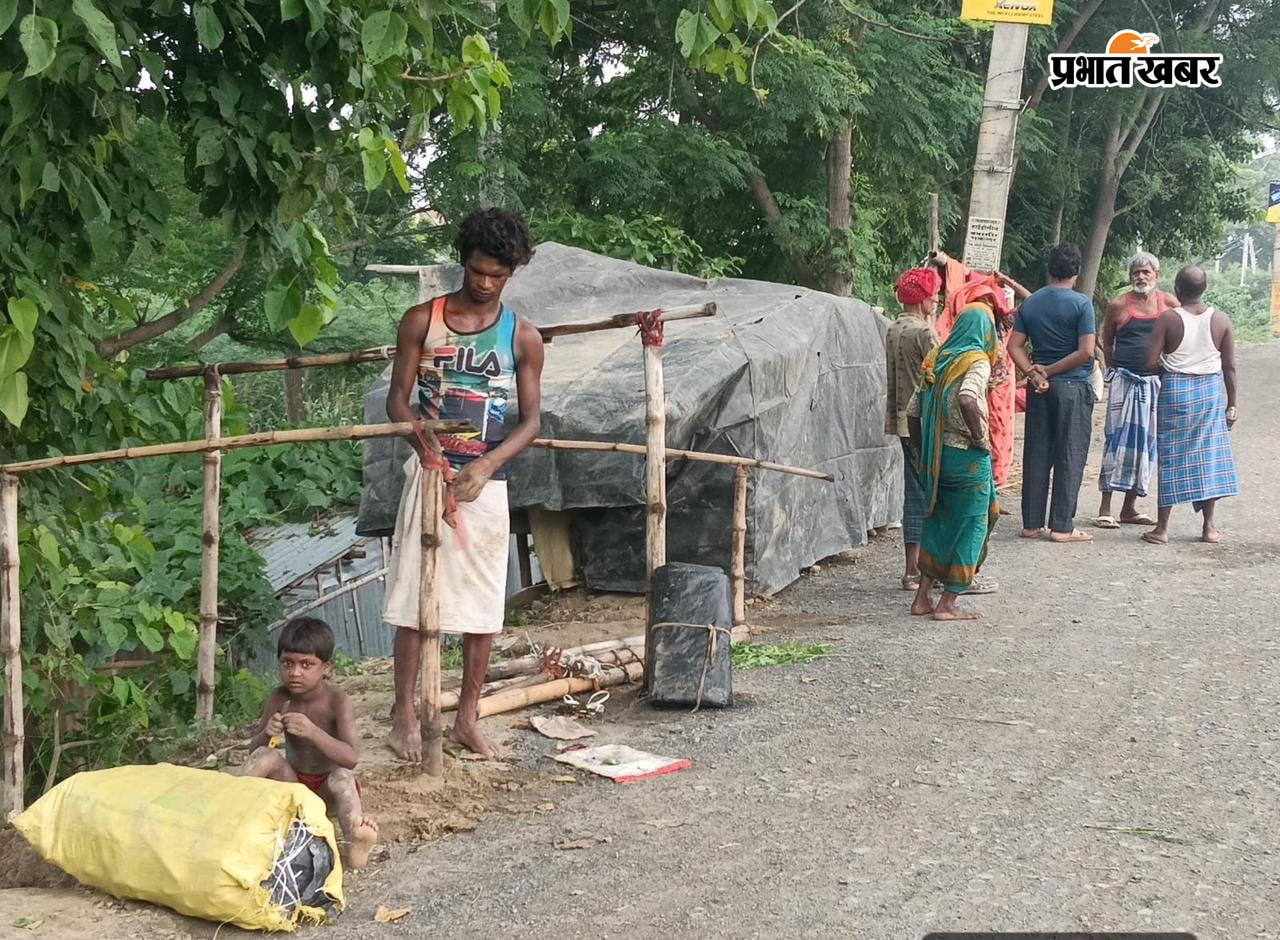 बाढ़ प्रभावित इलाके का जायजा लेते मुखिया और सरपंच, ऊंचे स्थान पर शरण लेते पीड़ित परिवार | Prabhat Khabar Network