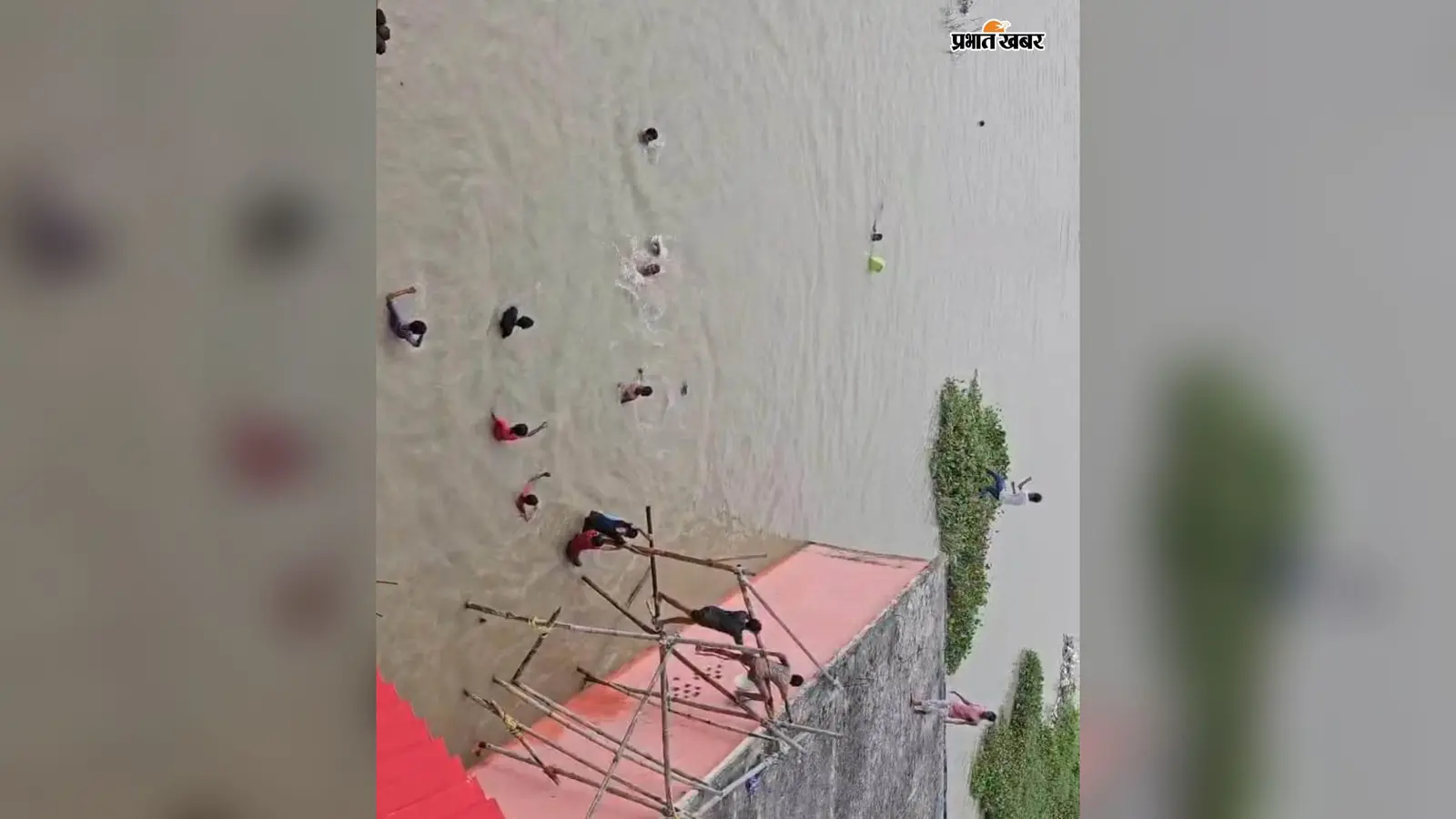 सारण के दिघवारा में बाढ़ के पानी में नहाते दिखे बच्चे और युवा, अभिभावक रहें सतर्क