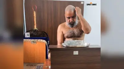 किशनगंज: पार्श्व भवन में दिगंबर जैन मुनि अरिजीत सागर जी महाराज ने किया 'केशलोचन', देखने पहुंचे श्रद्धालु