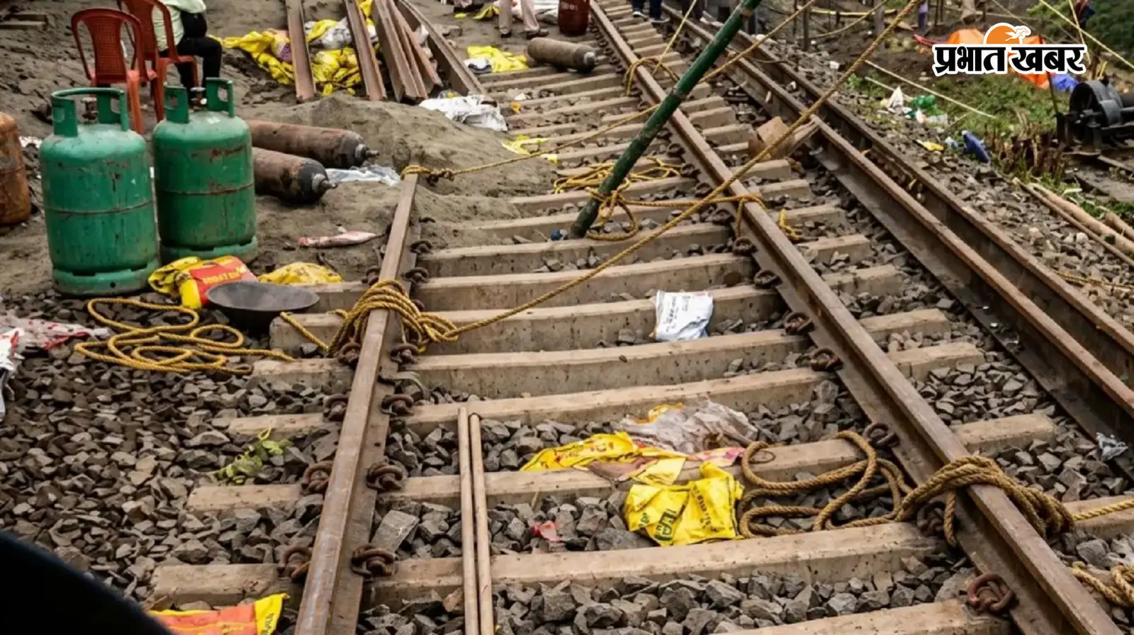 Farakka Rail Line: 24 घंटे के अंदर फरक्का में एक और तबाही के आसार, ट्रेन चलने की फिलहाल कोई उम्मीद नहीं