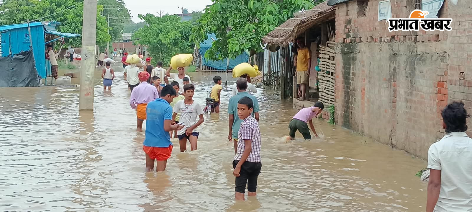 1 मुख्य सड़क शाम्हो सूर्यगढ़ा पथ पर पानी 2 शाम्हो में नाव से यात्रा करते हुए स्थानीय लोग 3 बछवाड़ा में जमींदारी बांध को सुरक्षित करते हुए मजदूर 4 बछवाड़ा के निचले इलाकों में फैले बाढ़ की पानी में खेलते हुए बच्चे | Prabhat Khabar Network