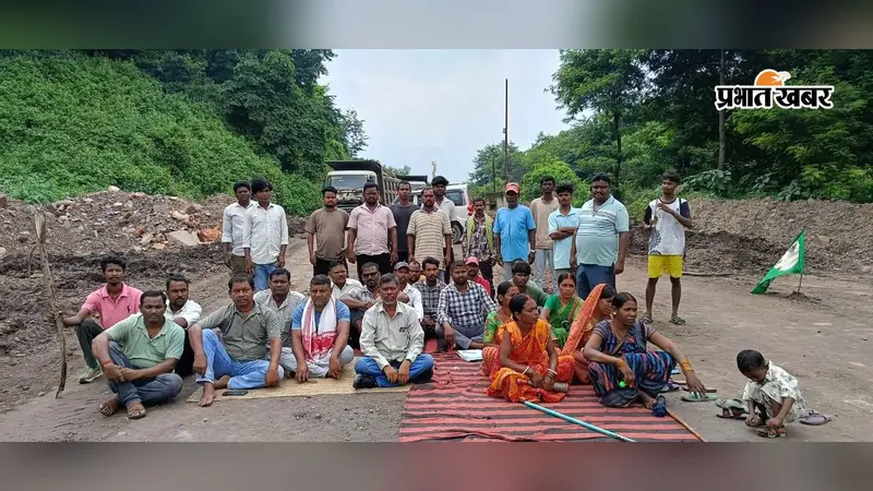 भुरकुंडा में ग्रामीणों ने अनिश्चितकाल के लिए ठप किया संगम खदान का कामकाज
