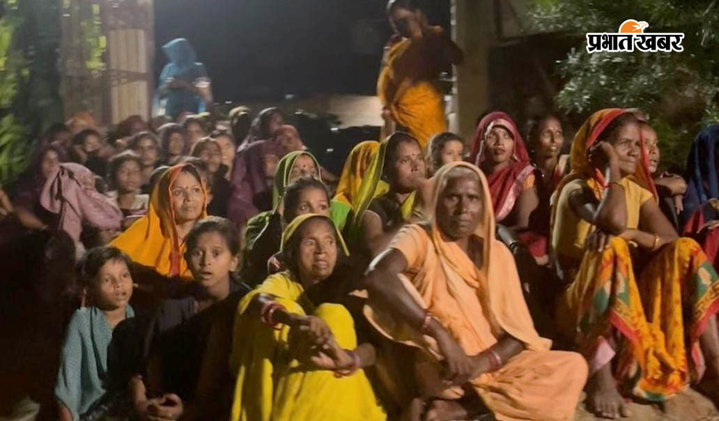 रामलीला देखने पहुंची महिलाएं, बच्चे व अन्य. | Prabhat Khabar Network