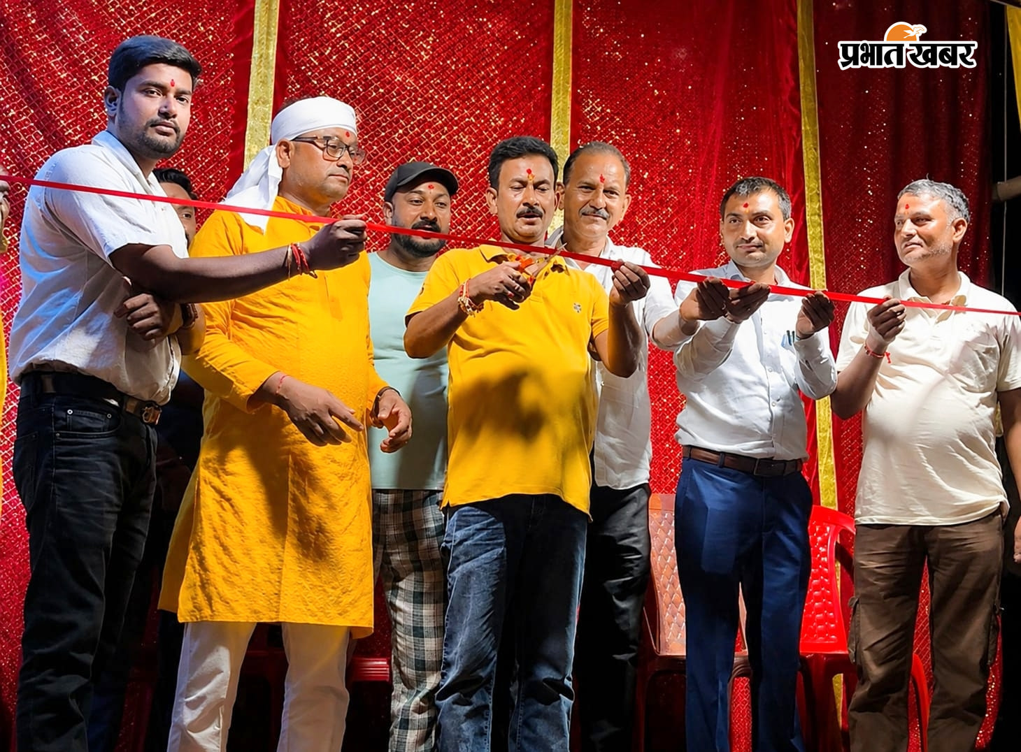 फीता काट कर उद्घाटन करते आगत अतिथिगण. | Prabhat Khabar Network