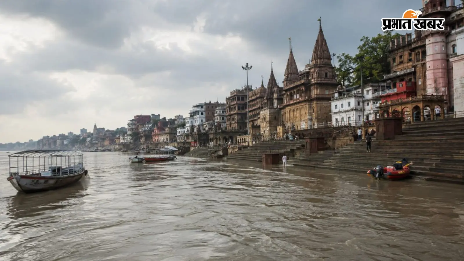 वाराणसी में गंगा का जलस्तर घटा, लेकिन खतरे का साया बरकरार, नौका संचालन अब भी बंद