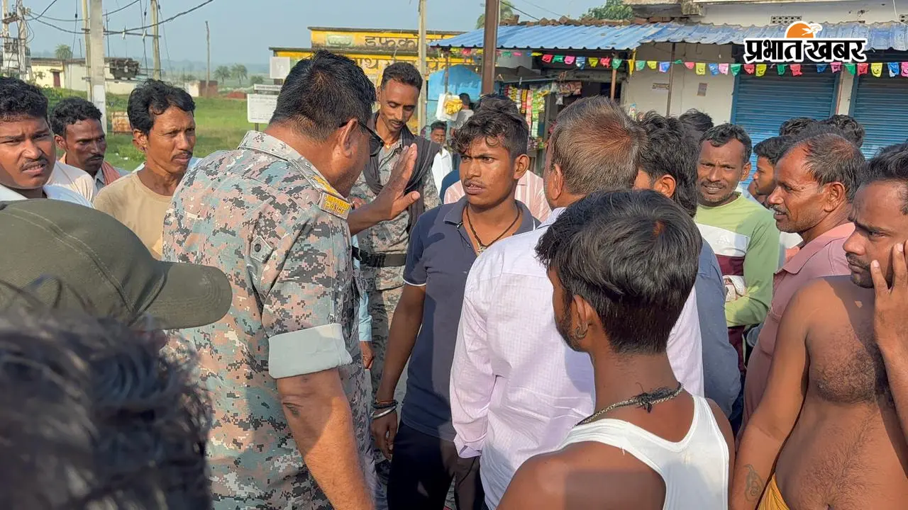 मधुपुर-सारठ मुख्य सड़क पर दुर्घटना में महिला की मौत, आक्रोशित ग्रामीणों ने NH 114ए किया जाम