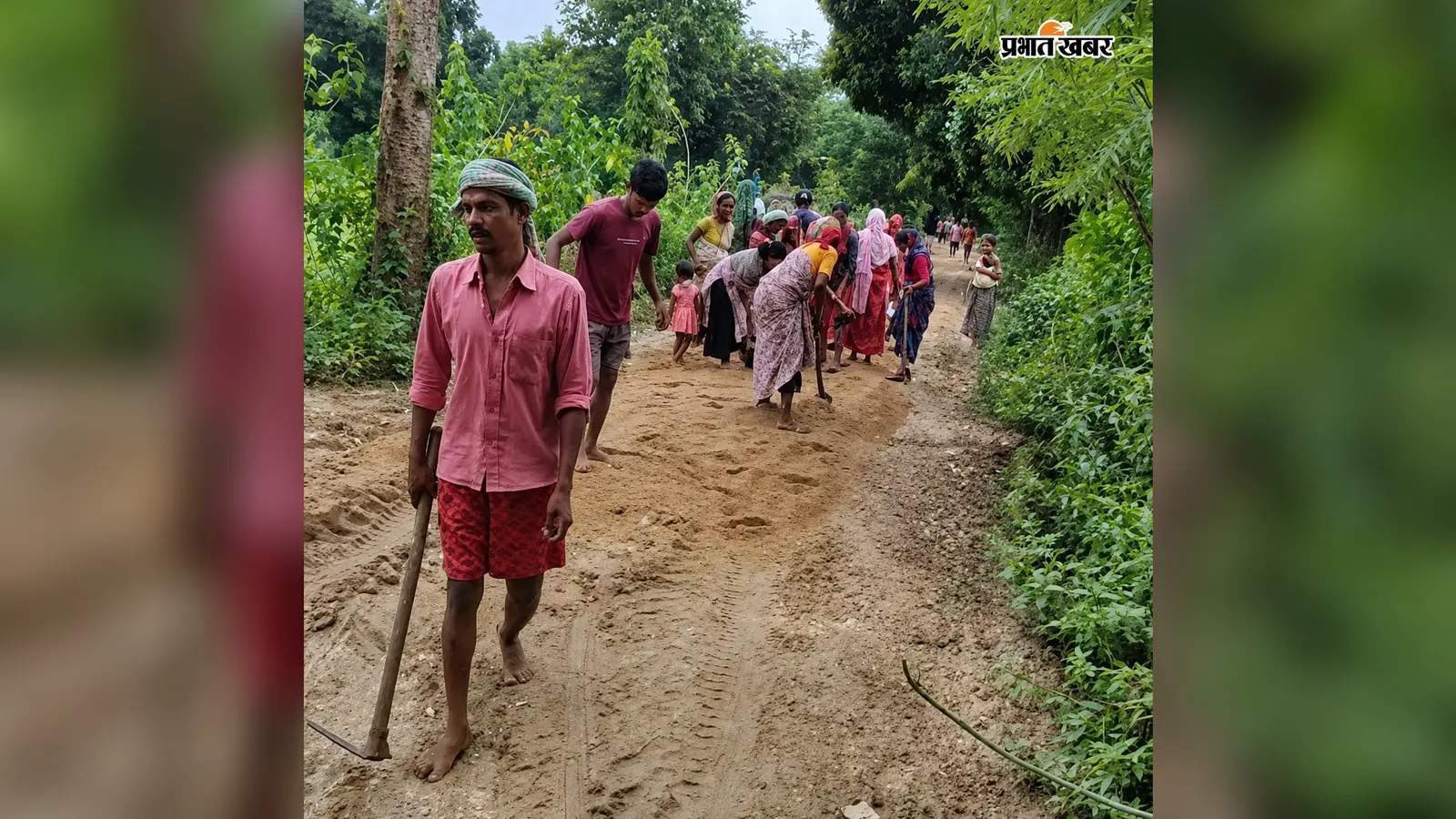 बारिश में बह गई सड़क की मिट्टी, ग्रामीणों ने श्रमदान से दुरुस्त किया आधा किमी पथ