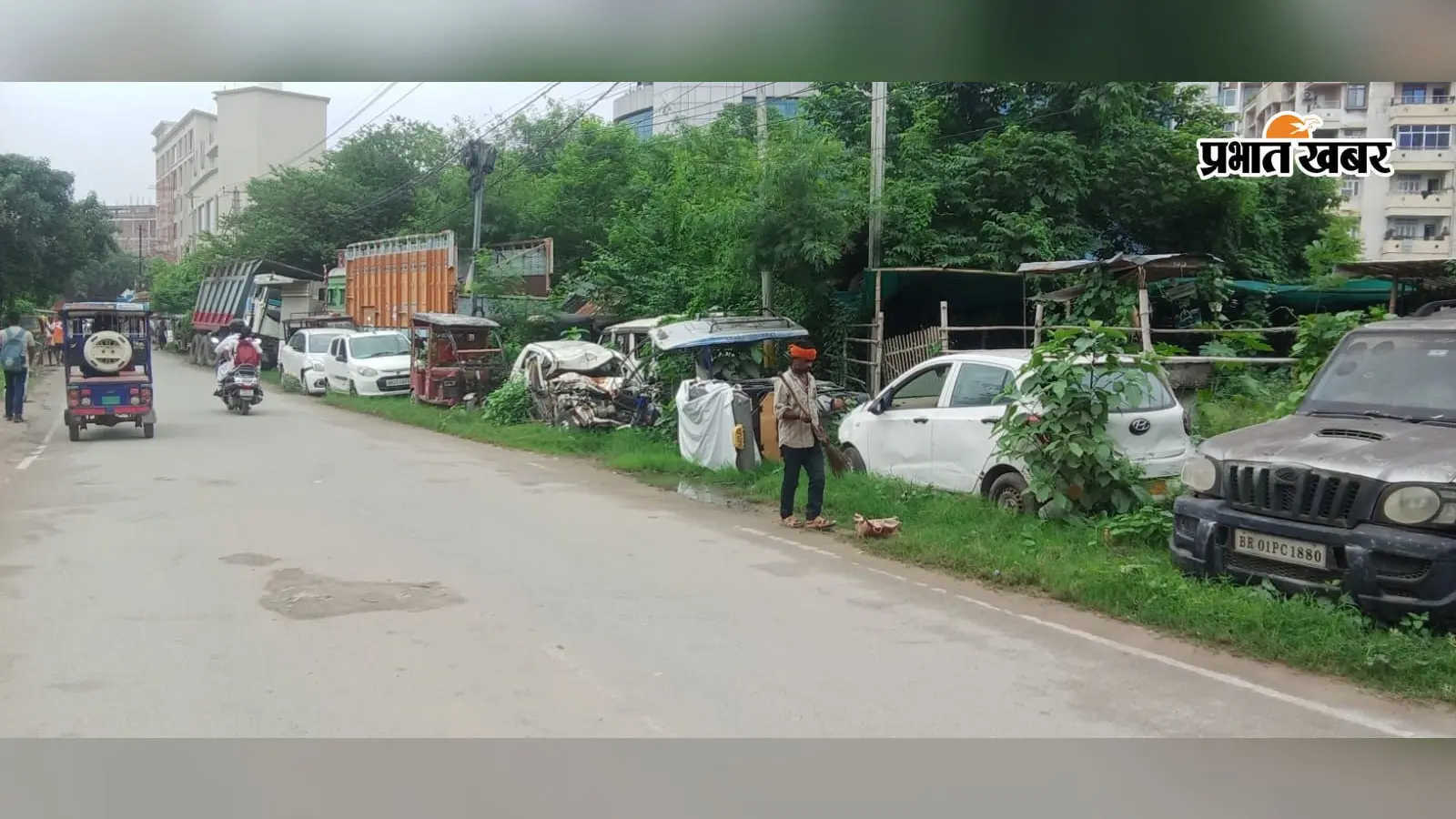 दानापुर में बिना सुरक्षा उपकरणों के नाले साफ कर रहे सफाईकर्मी, नगर परिषद की व्यवस्था पर सवाल