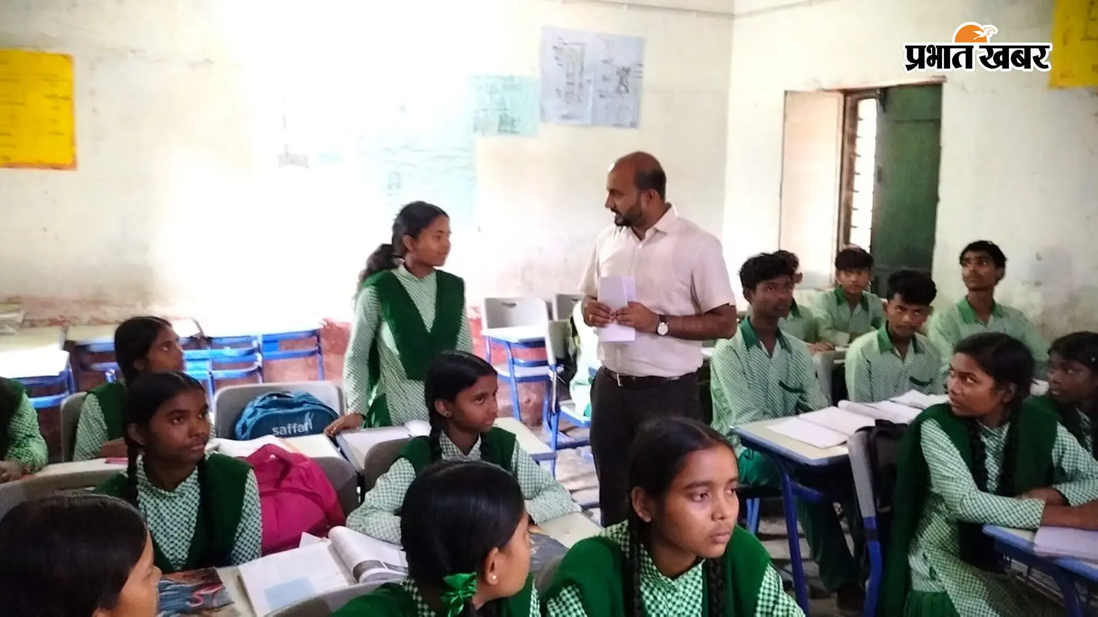 रामगढ़ DC ऋतुराज ने किया विद्यालयों का औचक निरीक्षण, क्लास में उतरकर परखी बच्चों की पढ़ाई
