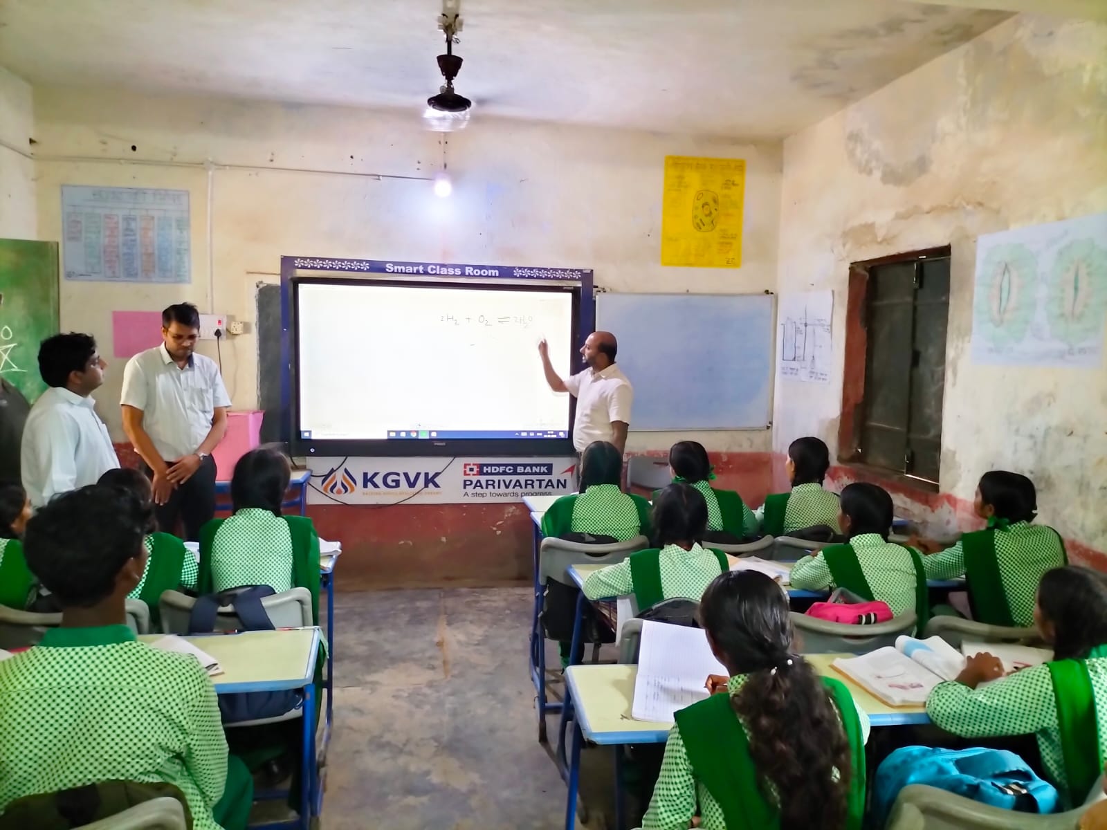 स्कूली बच्चों को स्मार्ट बोर्ड पर पढ़ाते डीसी