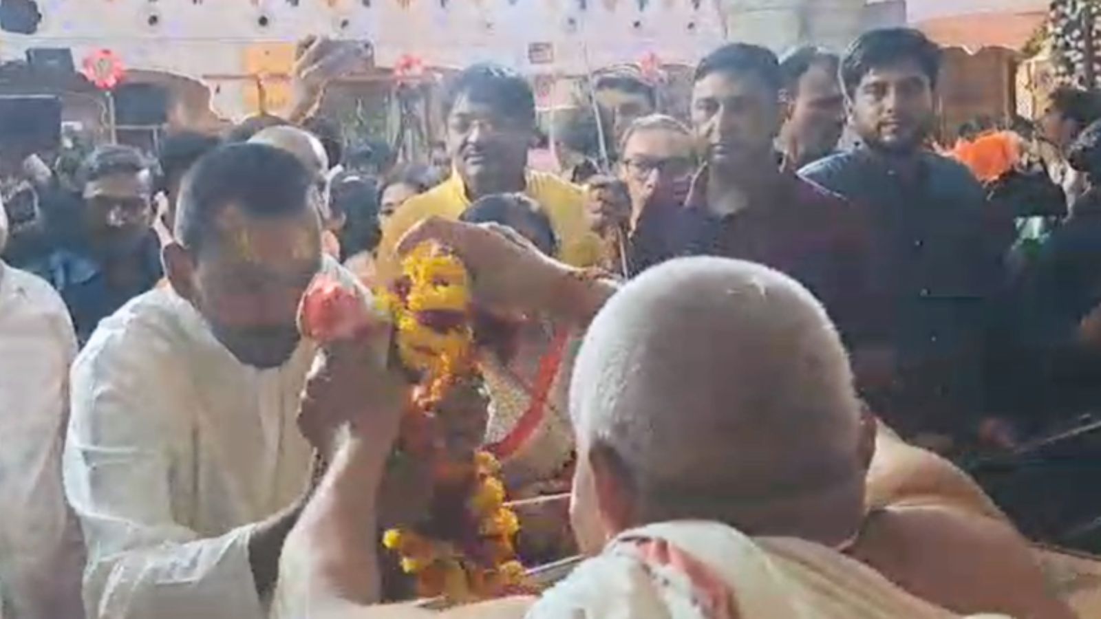 दर्शन और पूजा-अर्चना किए