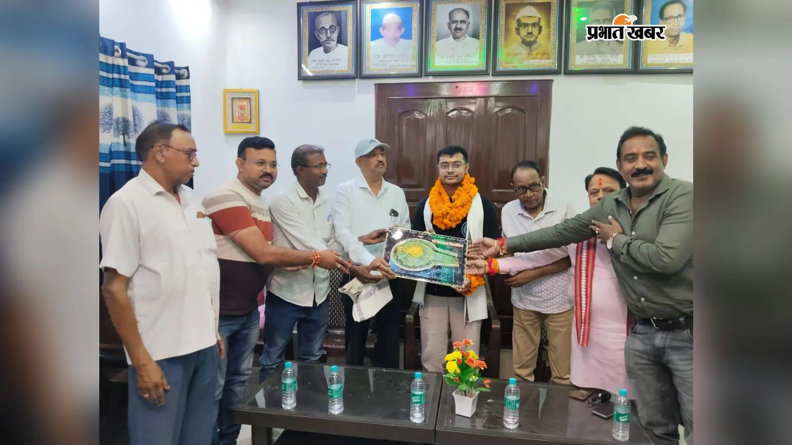UPSC में 37वीं रैंक लाकर डिप्टी कमांडेंट बने राज उज्ज्वल, बरनवाल समाज ने किया सम्मानित
