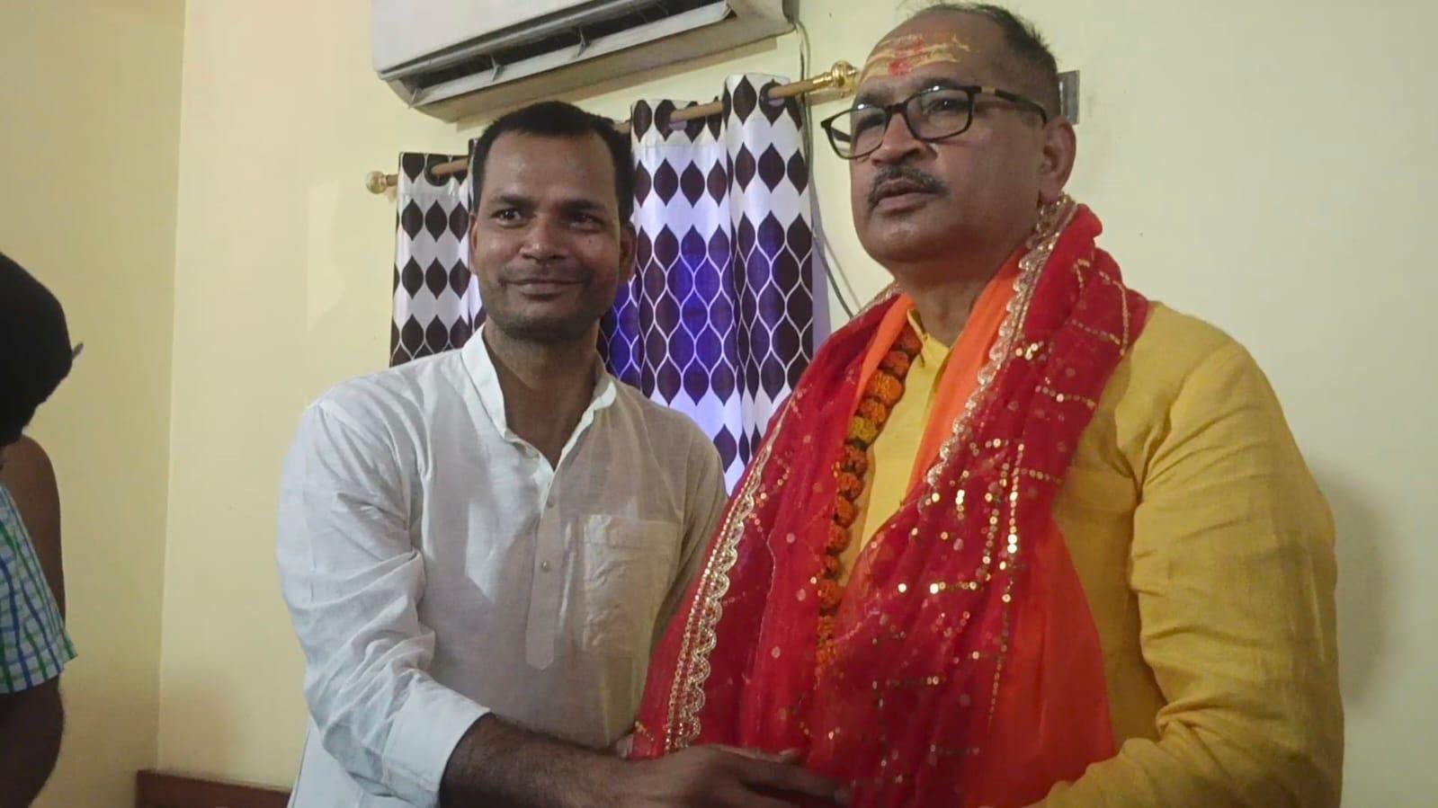 नगर अध्यक्ष मिन्टू कुमार डीजीपी को अंग वस्त्र देकर सम्मानित किया