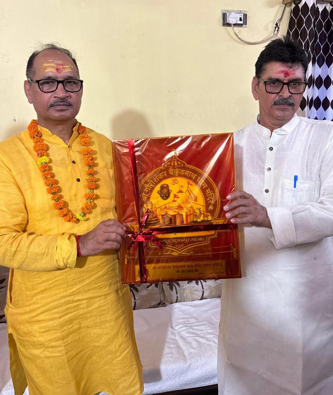 मंदिर के (सचिव) राजाराम सिंह बिहार डीजीपी विनय कुमार को बैकुंठनाथ धाम मंदिर का मोमेंटो देकर उन्हें सम्मानित करते हुए