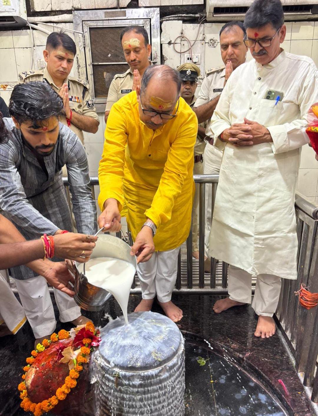 डीजीपी विनय कुमार बैकुंठनाथ मंदिर में पूजा अर्चना करते हुए