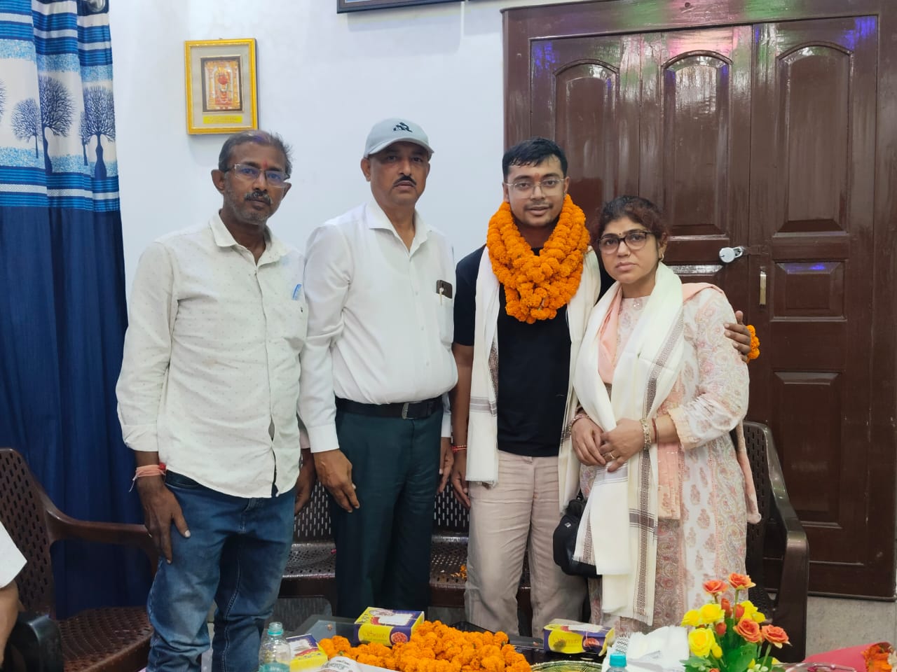 अपनी मां के साथ यूपीएससी में सफल राज उज्जवल बरनवाल l Prabhat Khabar Network