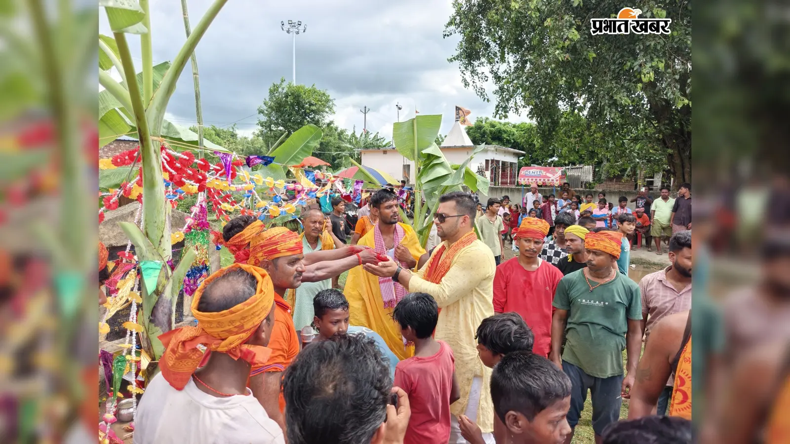 दिघलबैंक: संजय गांधी मैदान में पारंपरिक 'नारियल खेल' की मची धूम, घी-सिंदूर लगे फिसलन भरे बांस पर चढ़े जांबाज