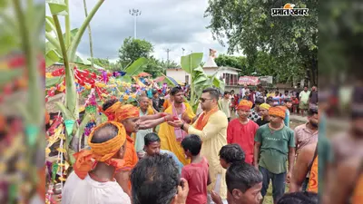 दिघलबैंक: संजय गांधी मैदान में पारंपरिक 'नारियल खेल' की मची धूम, घी-सिंदूर लगे फिसलन भरे बांस पर चढ़े जांबाज