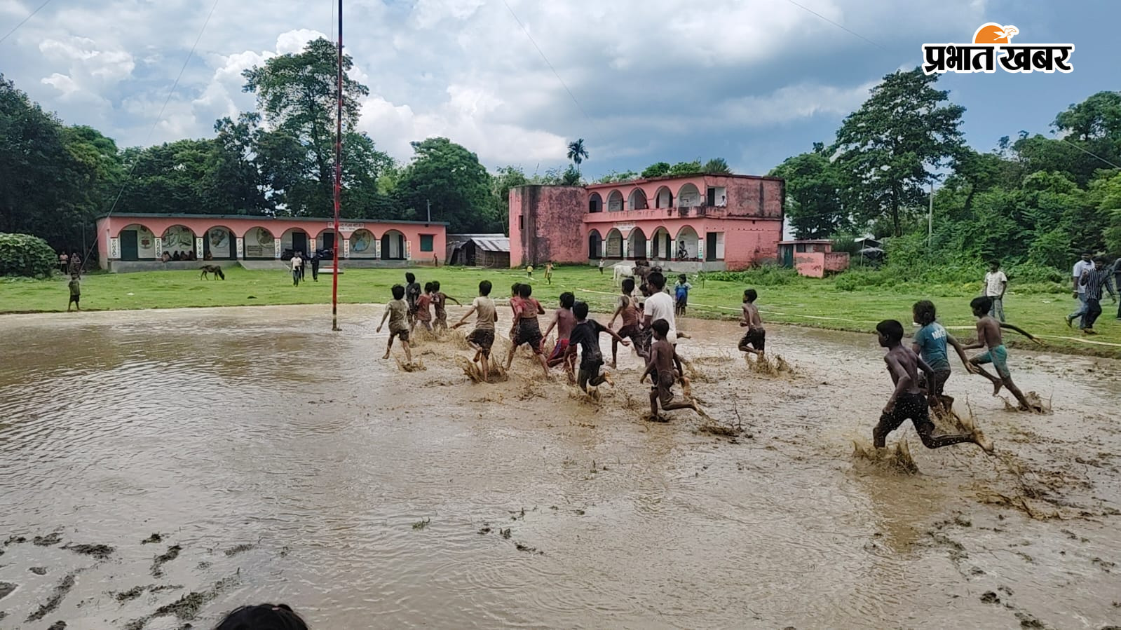 जन्माष्टमी पर नारियल खेल में दिखा युवाओं का जोश, मुखिया प्रतिनिधि गणेश कुमार सिंह किया उत्साहित. | Prabhat Khabar Network