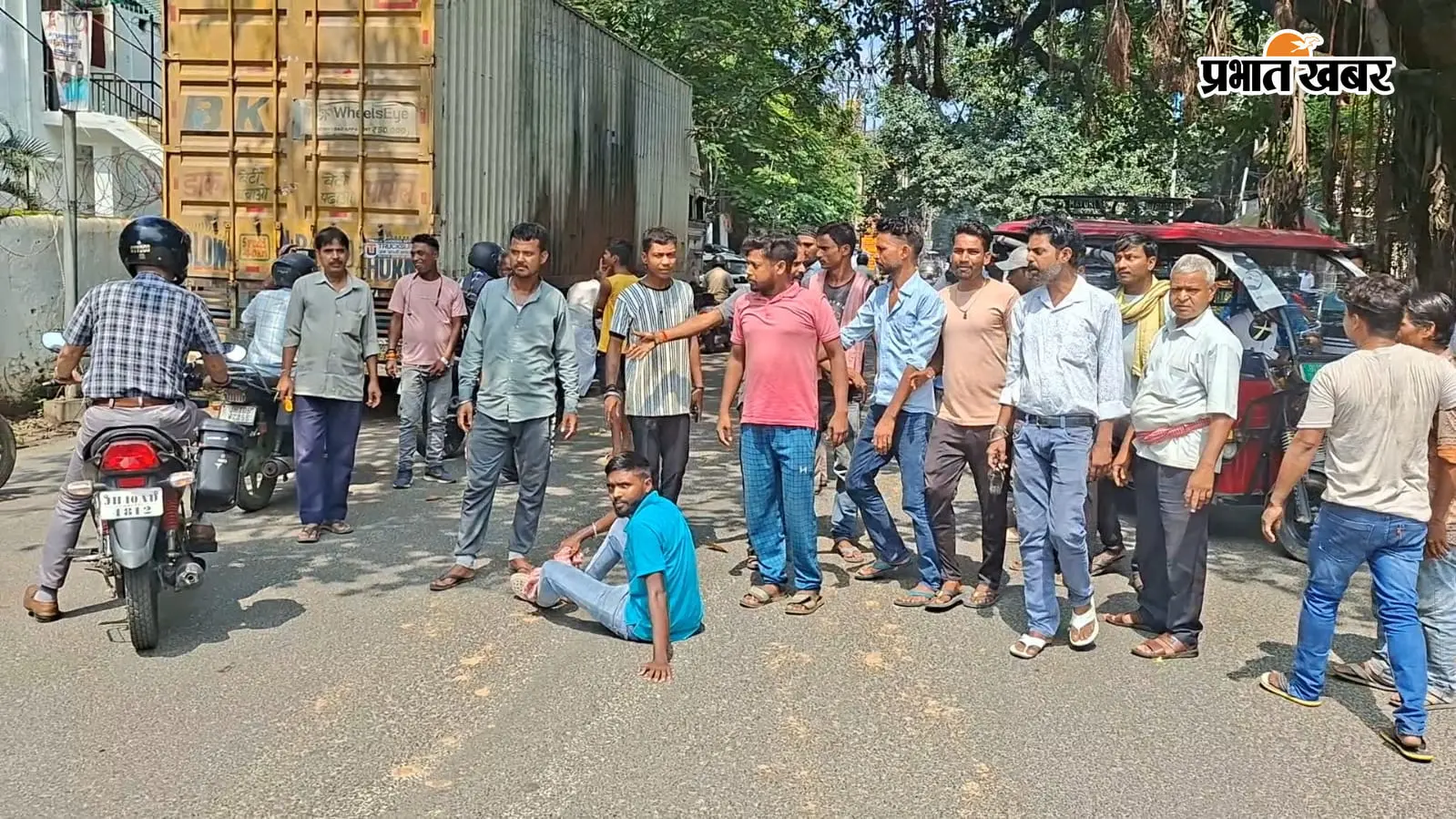 कागजात पूरे होने के बावजूद वाहन जब्ती का आरोप, धनबाद थाना के सामने ऑटो-टोटो चालकों ने किया सड़क जाम
