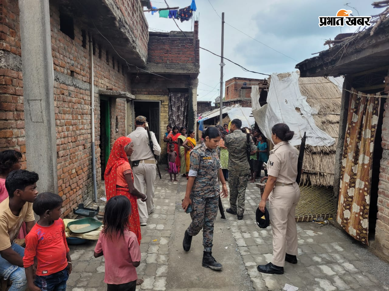 1. मंदिर के समीप मौजूद ग्रामीण  2. मामले की तहकीकात करती पुलिस   | Prabhat Khabar Network