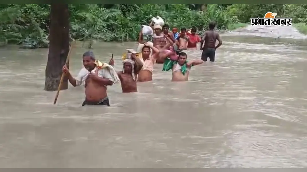 बेतिया: मानसून में टापू बन जाते हैं वाल्मीकिनगर के 4 गांव, नाव के सहारे जिंदगी, सड़क-पुल का वर्षों से इंतजार