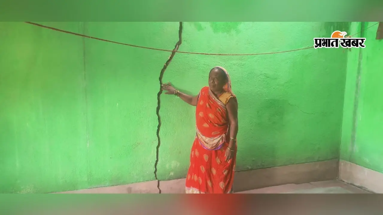 चासनाला के तीन घरों में बढ़ती दरारों से खतरा, घर छोड़ने को लोग मजबूर; समाधान की मांग