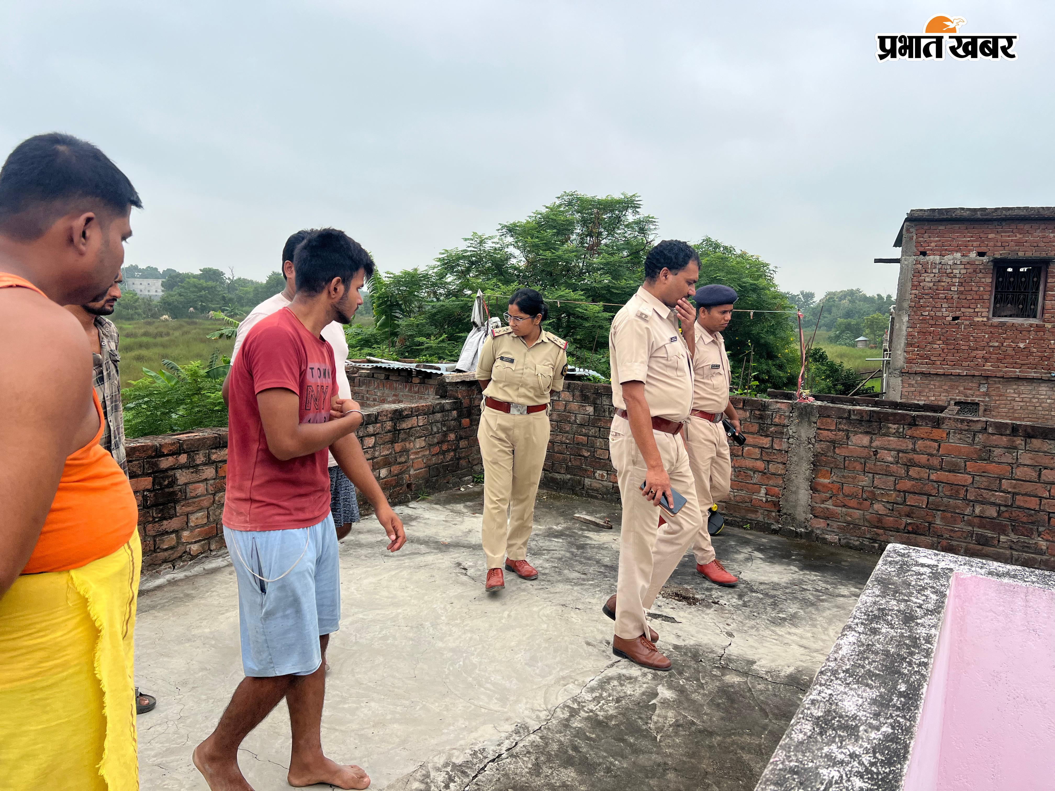 घटनास्थल पर पुलिस इंस्पेक्टर करते जांच, दूसरी ओर चोरी से सदमे में अखिलेश मिश्र का परिवार | Prabhat Khabar Network