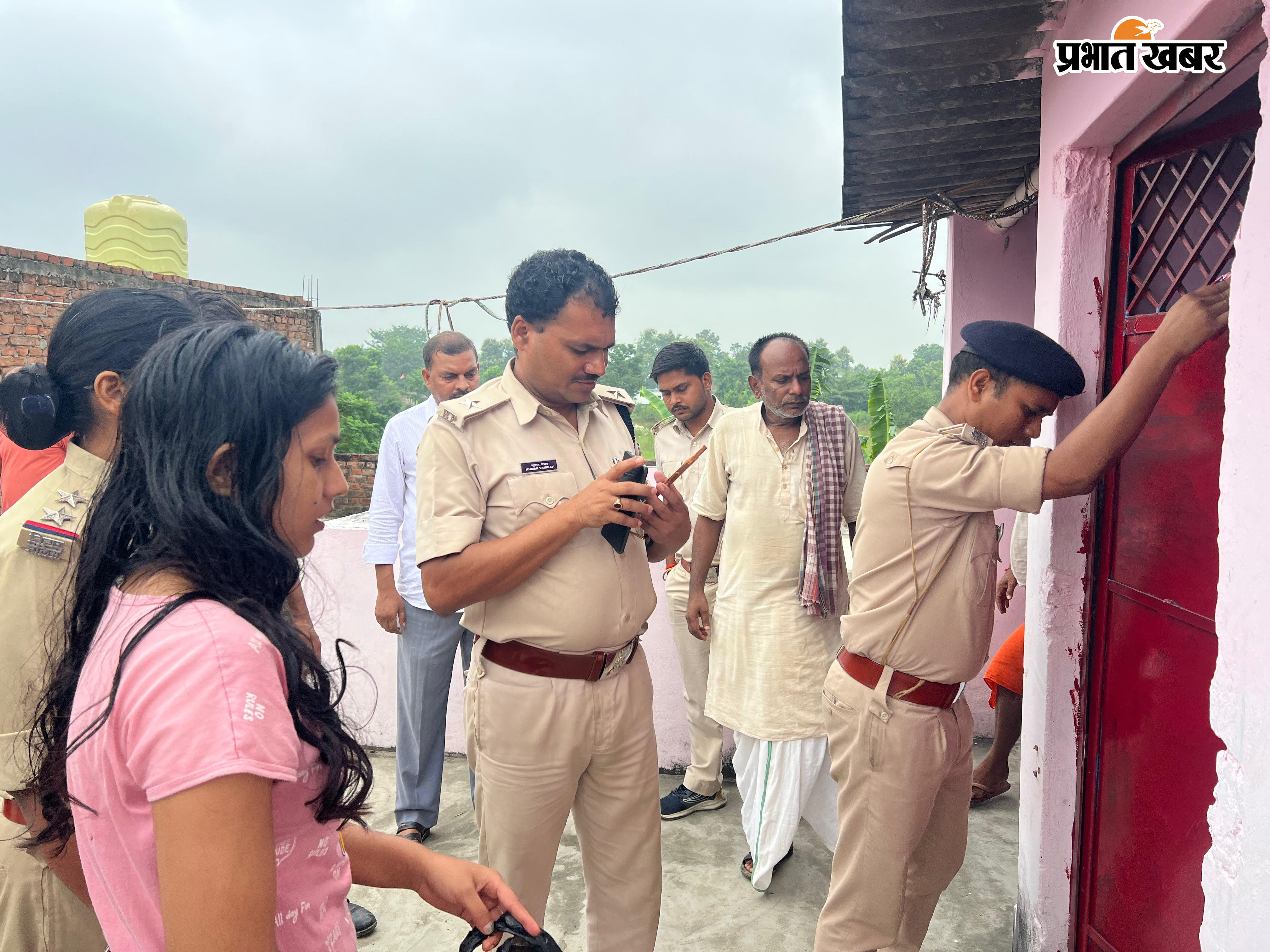 घटनास्थल पर पुलिस इंस्पेक्टर करते जांच, दूसरी ओर चोरी से सदमे में अखिलेश मिश्र का परिवार | Prabhat Khabar Network
