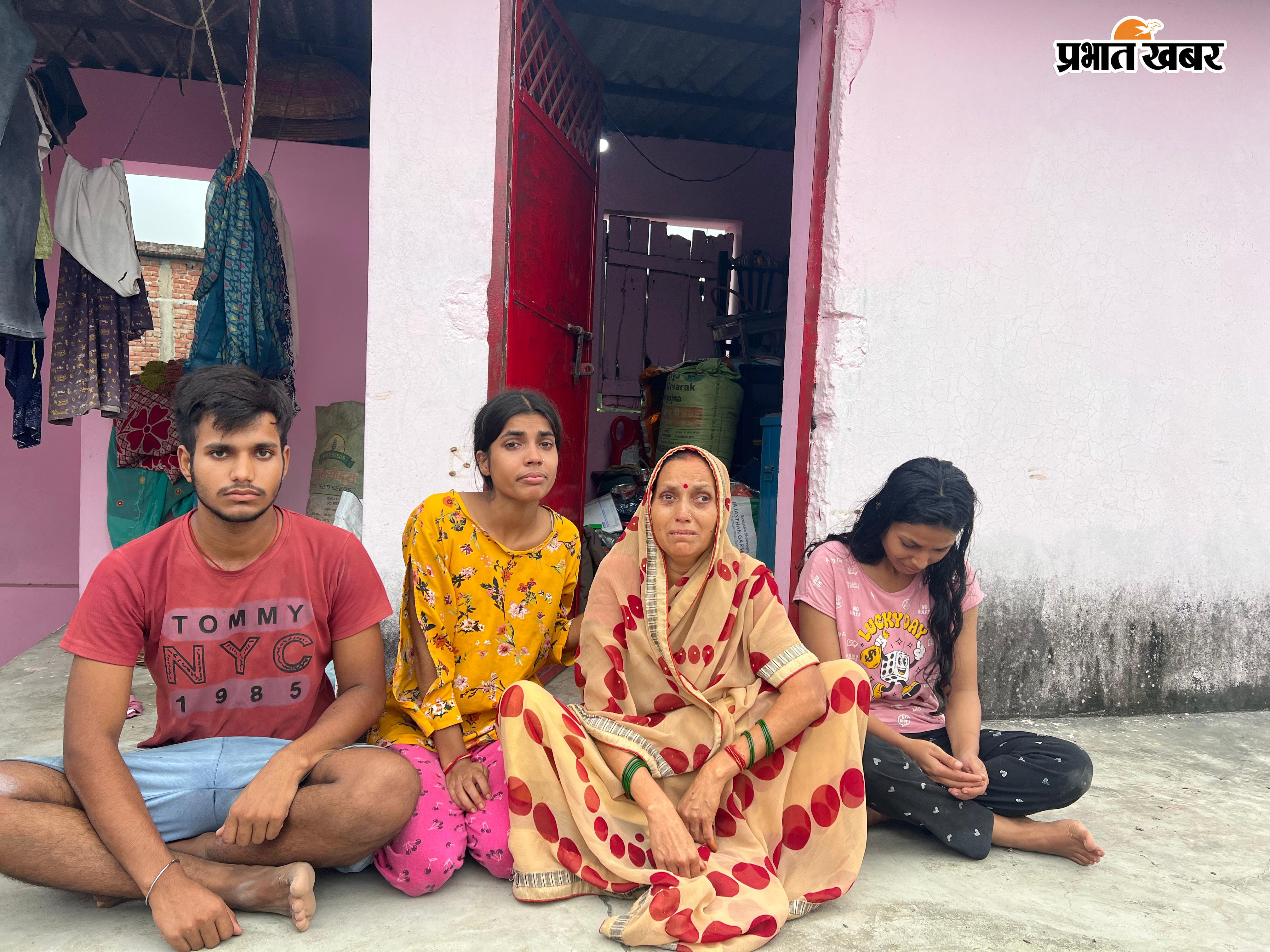 घटनास्थल पर पुलिस इंस्पेक्टर करते जांच, दूसरी ओर चोरी से सदमे में अखिलेश मिश्र का परिवार | Prabhat Khabar Network