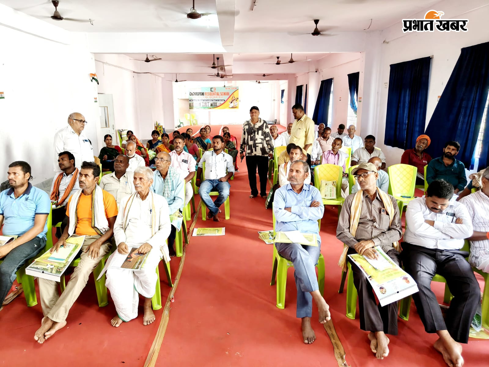 फोटो - राजगीर के चक्रपाणि रेजिडेंशियल स्कूल में आयोजित प्रशिक्षण कार्यक्रम में शामिल पदाधिकारी और कृषक | Prabhat Khabar Network