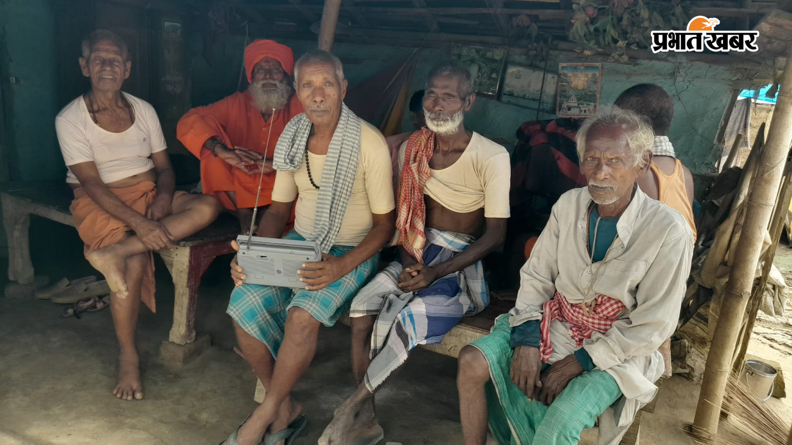महादेवपुर घाट चौक पर दुकान हटाता दुकानदार  व  राघोपुर हाट में दरवाजे पर बैठकर रोडियो सुनते बुजुर्ग | Prabhat Khabar Network