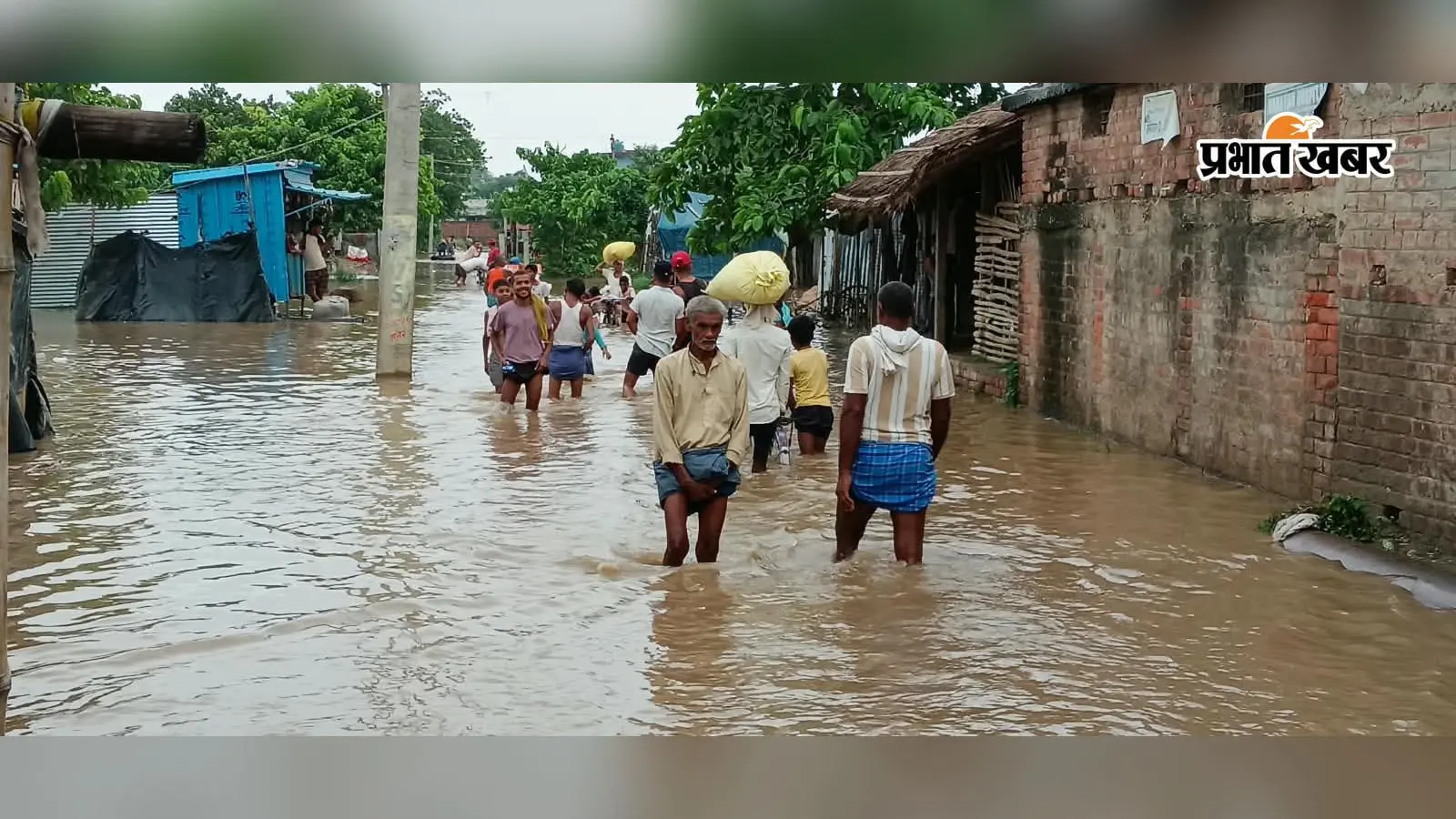 बाढ़ ने बढ़ाई मुश्किलें: आरा-बक्सर सड़क पर चढ़ा पानी, दो दर्जन से अधिक गांवों का संपर्क टूटा