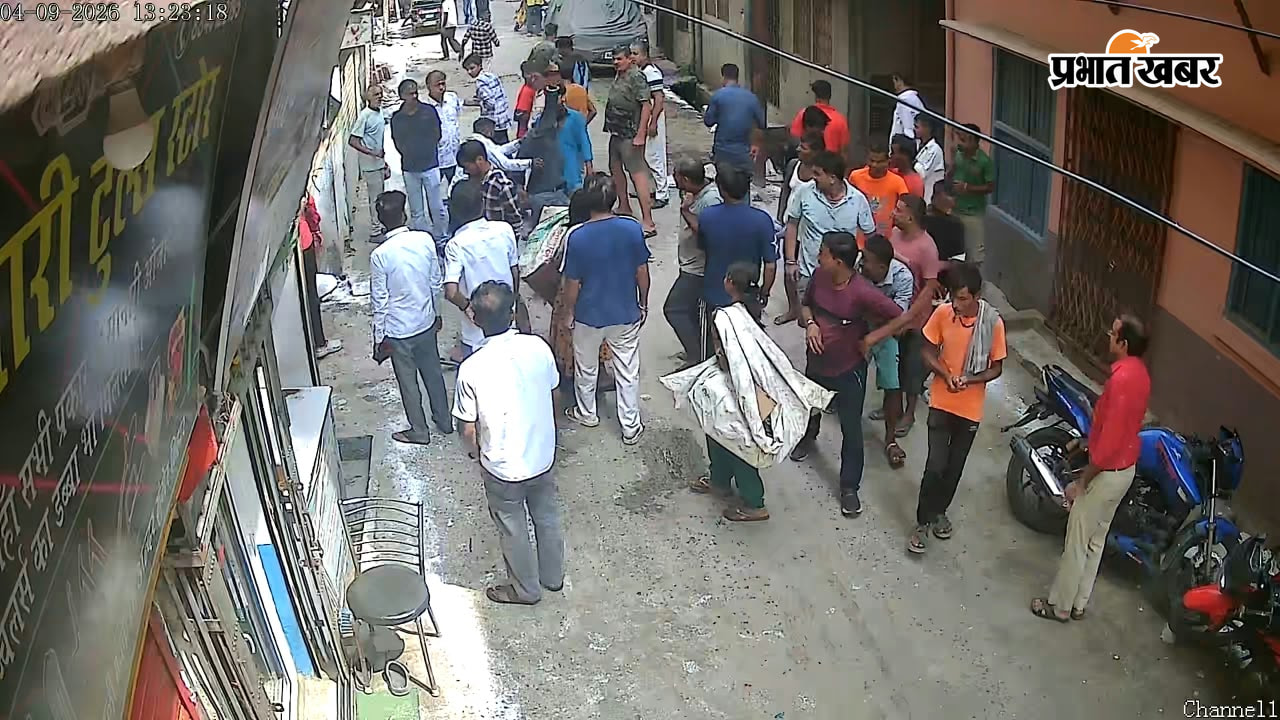 घटनास्थल पर पुलिस, मौजूद भीड़ | Prabhat Khabar Network