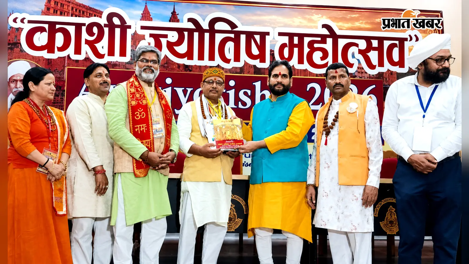 BHU में बरकट्ठा के डॉ दिनेश्वर महतो को 'ज्योतिष वाचस्पति' की मानद उपाधि, मेडल-शॉल से सम्मानित