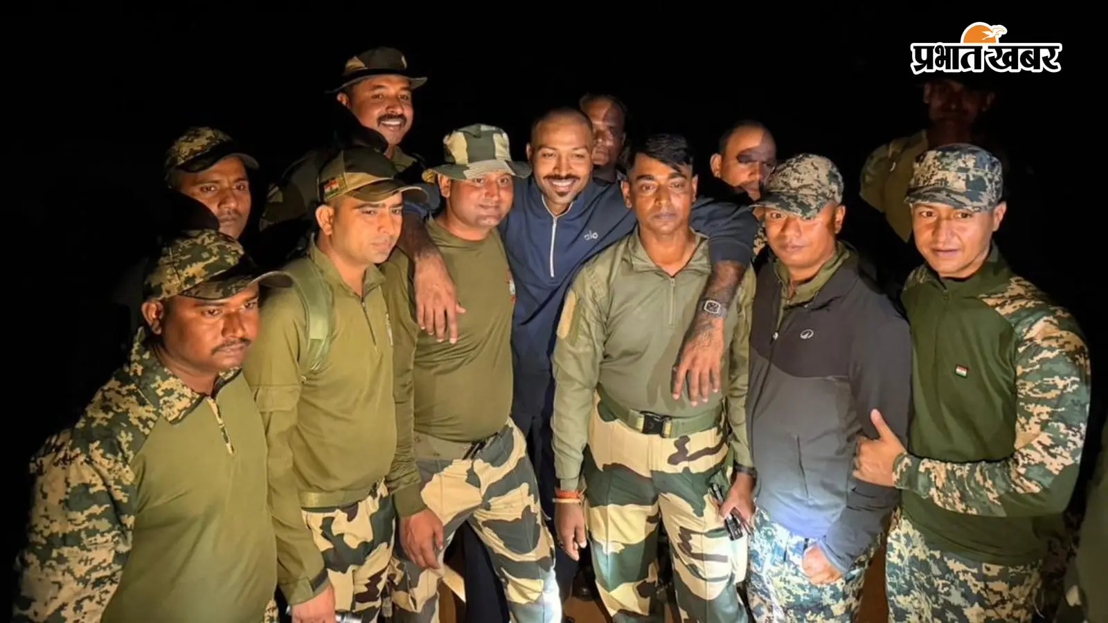 Hardik Pandya BSF jawans viral photo: BSF जवानों संग हार्दिक पांड्या की फोटो वायरल, गंजे लुक ने खींचा ध्यान