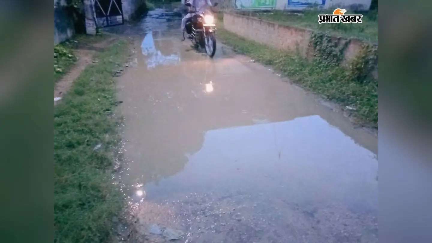सारण: एकमा के हुसेपुर में सड़क बनी जलमग्न, पानी में डूबे गड्ढों से हादसे का खतरा