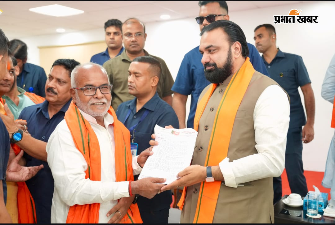 मुख्यमंत्री को ज्ञापन सौंपते रमेश प्रसाद | Prabhat Khabar Network