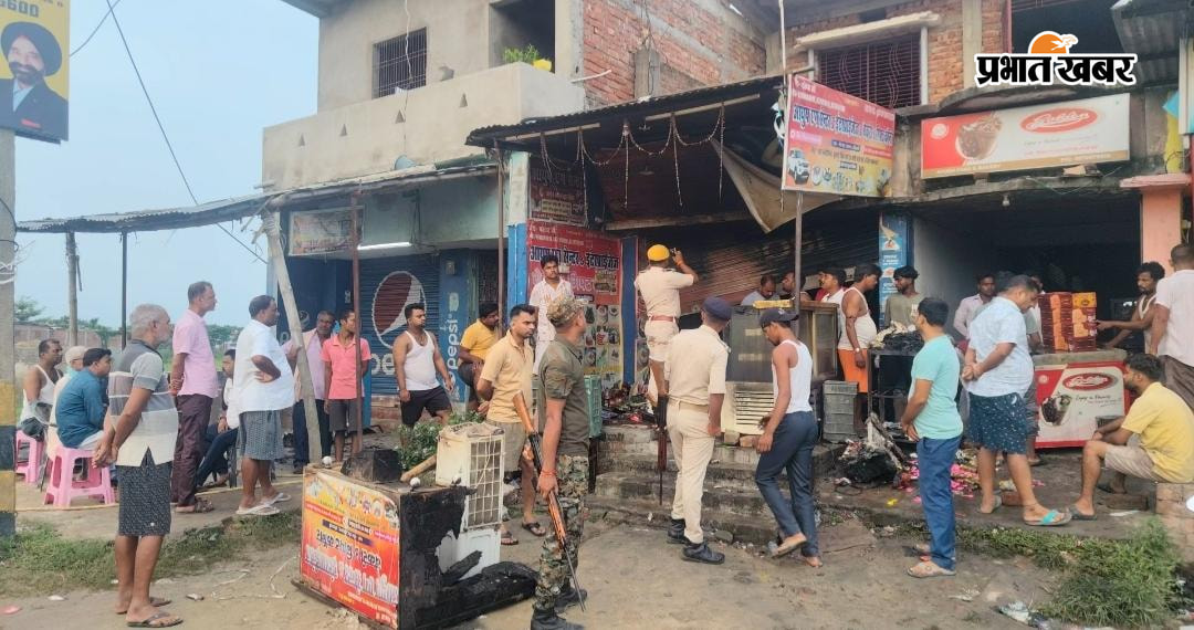 दुकान में जले सामान दुकानदार पंकज सिंह व स्थानीय थाना के पी टी सी रंजीत रौशन | Prabhat Khabar Network