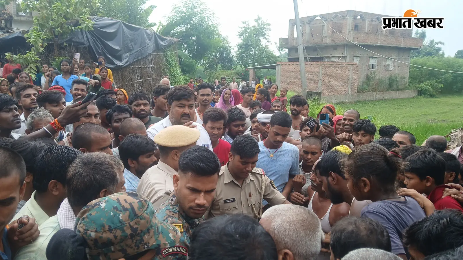 बेगूसराय : पिस्तौल दिखाकर बकरी व्यवसायी से 51 हजार की लूट, विरोध करने पर मारा चाकू; ग्रामीणों ने दो बदमाशों को दबोचा