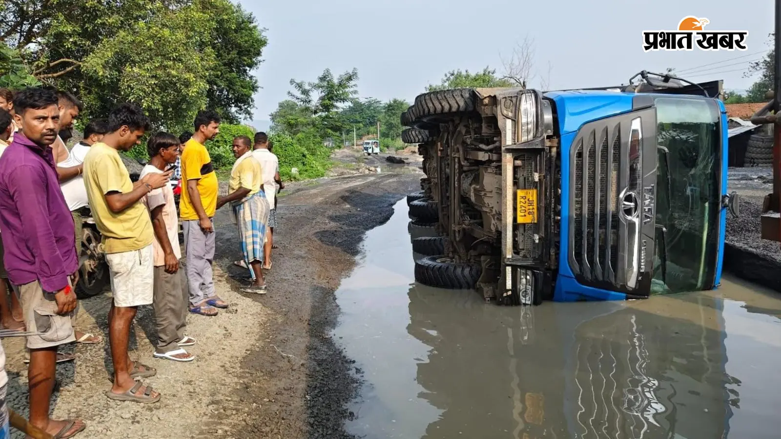 साहिबगंज: गड्ढों से भरी सड़क पर पलटा छर्री लोडेड हाइवा, बड़ा हादसा टला; ग्रामीणों में आक्रोश