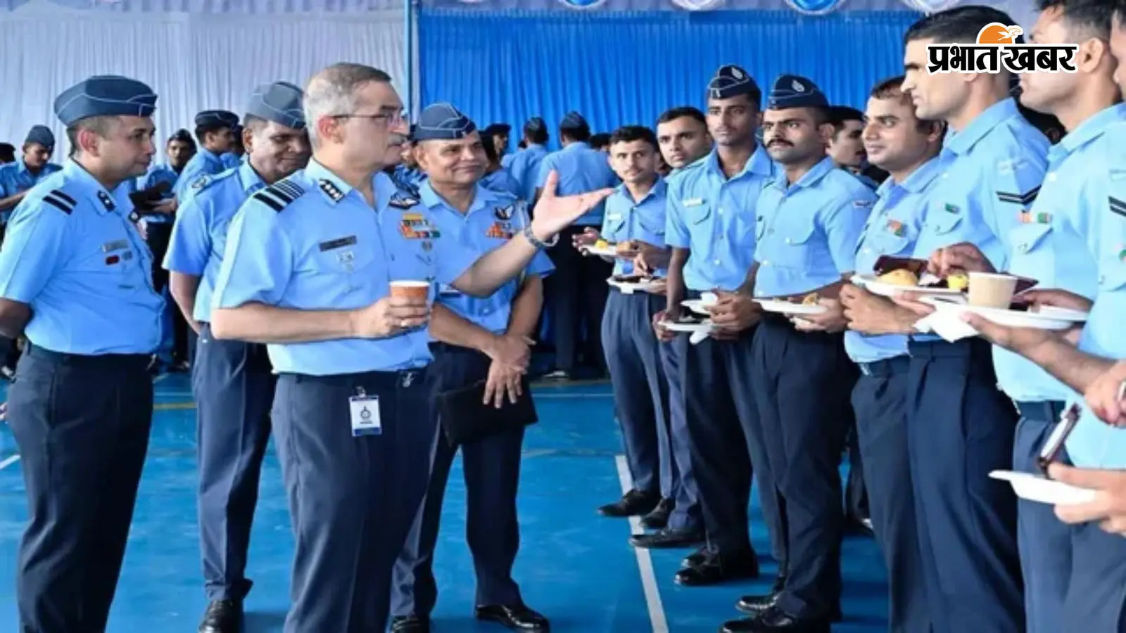 Prayagraj News: बमरौली एयरबेस पर अचानक पहुंचे एयर मार्शल तरुण चौधरी, जवानों संग 'चाय पर चर्चा' कर परखी युद्धक तैयारी