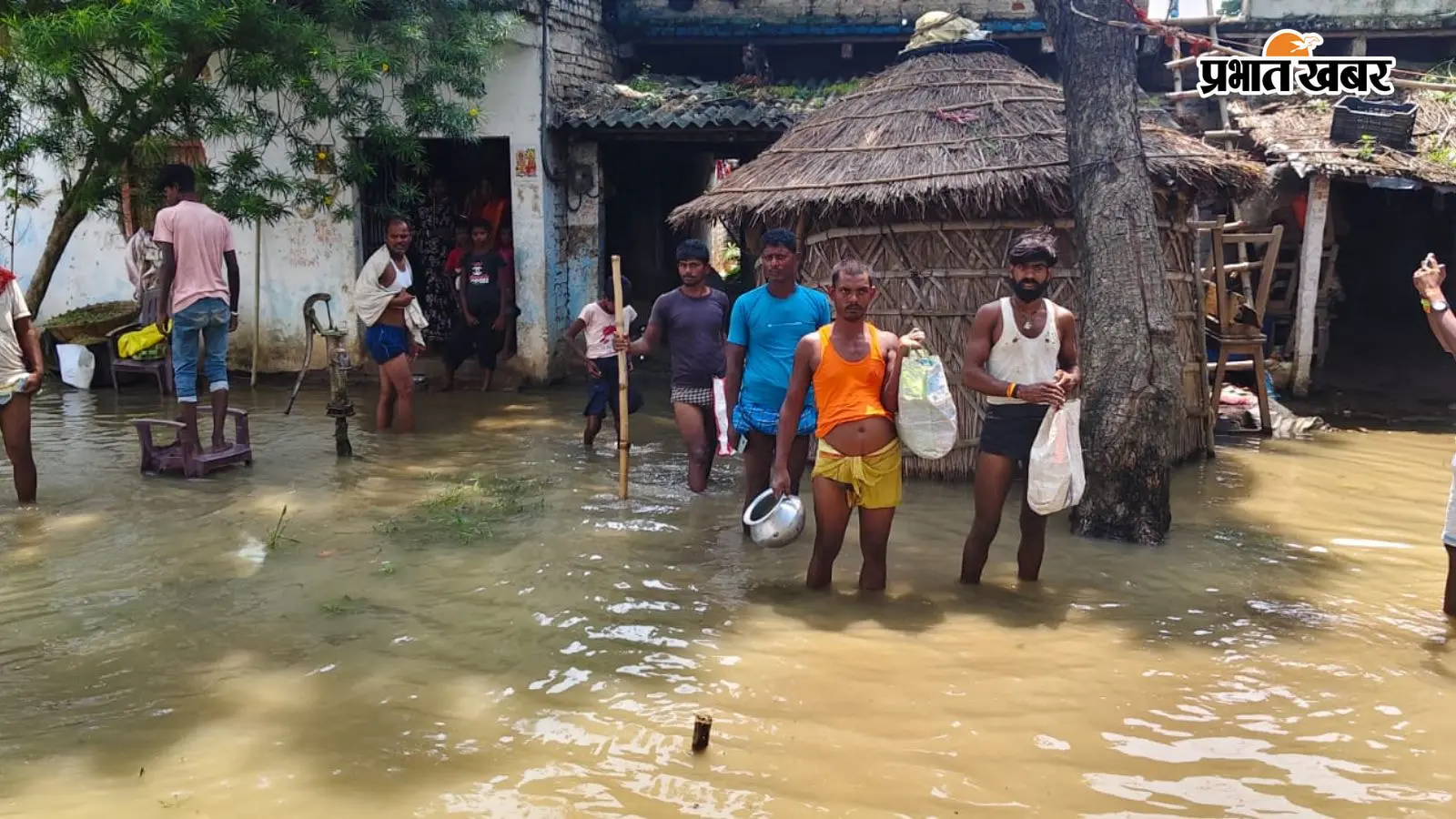 पटना के दानापुर में गंगा नदी उफान पर है, जिससे चारों तरफ बाढ़ का भयावह मंजर है। लोगों के जनजीवन पर गहरा असर पड़ा है और कई गांवों का संपर्क टूट गया है।