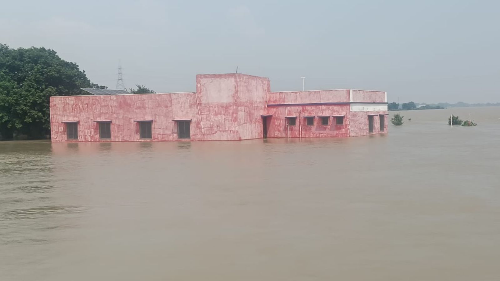 विशुनपुर अस्पताल के चारों तरफ पानी का सैलाब