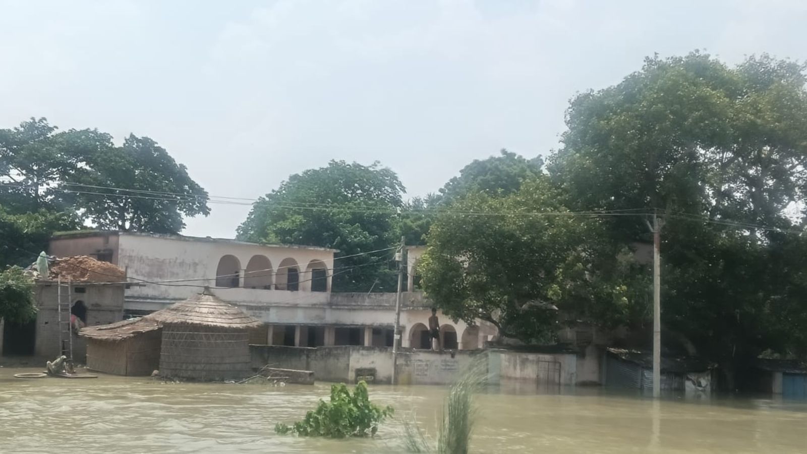 बाढ़ के पानी से घिरा विद्यालय