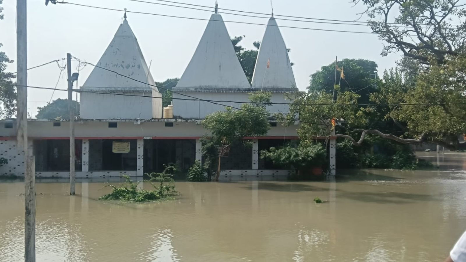 बाढ़ के पानी में डूबा मंदिर