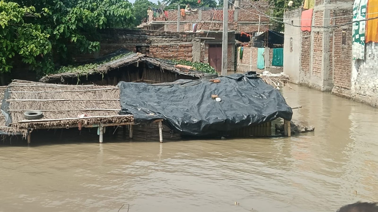 झोपड़ीनुमा घर के छप्पर तक पहुंचा पानी