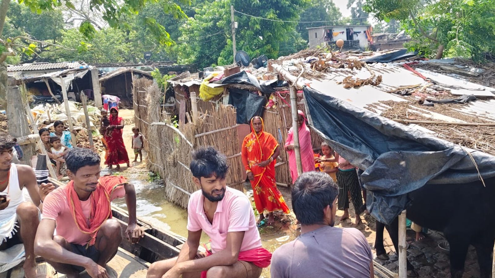 मानस में बाढ़ के कारण घर छोड़ रहे लोग
