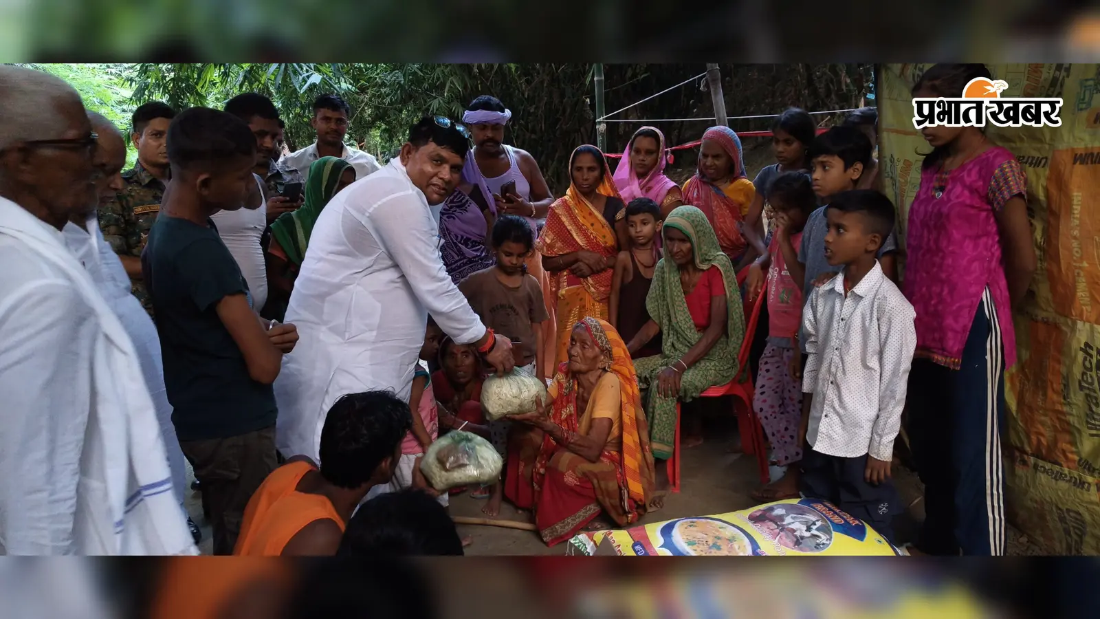 हाजीपुर में बाढ़ पीड़ितों के बीच पहुंचा सूखा राशन, विधायक ने कहा- किसी को नहीं होने देंगे परेशानी